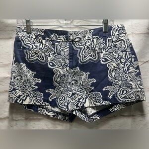Gap women’s blue &‎ white floral shorts size 6